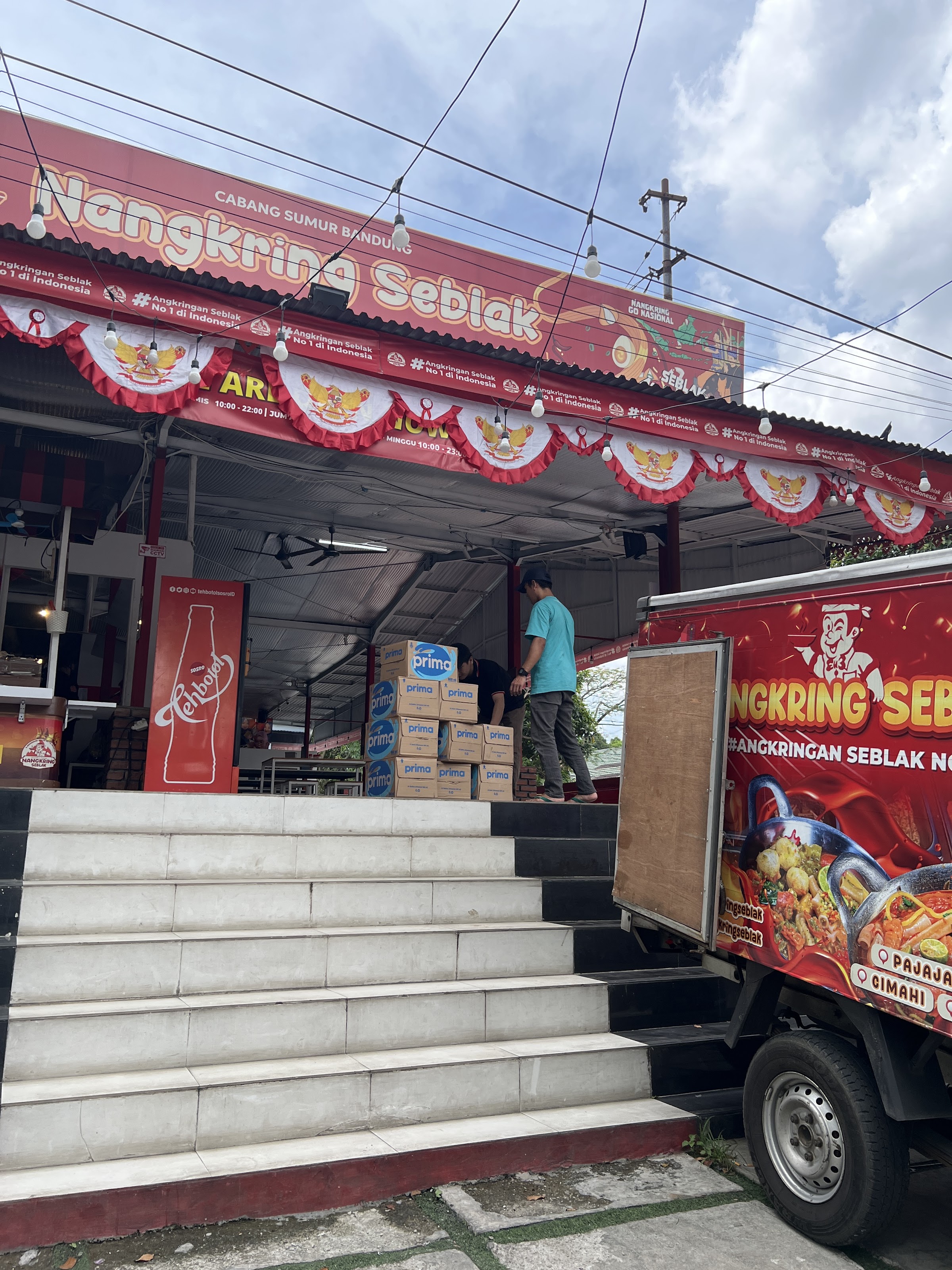 Nangkring Seblak casual outdoor seating area in Cisangkuy