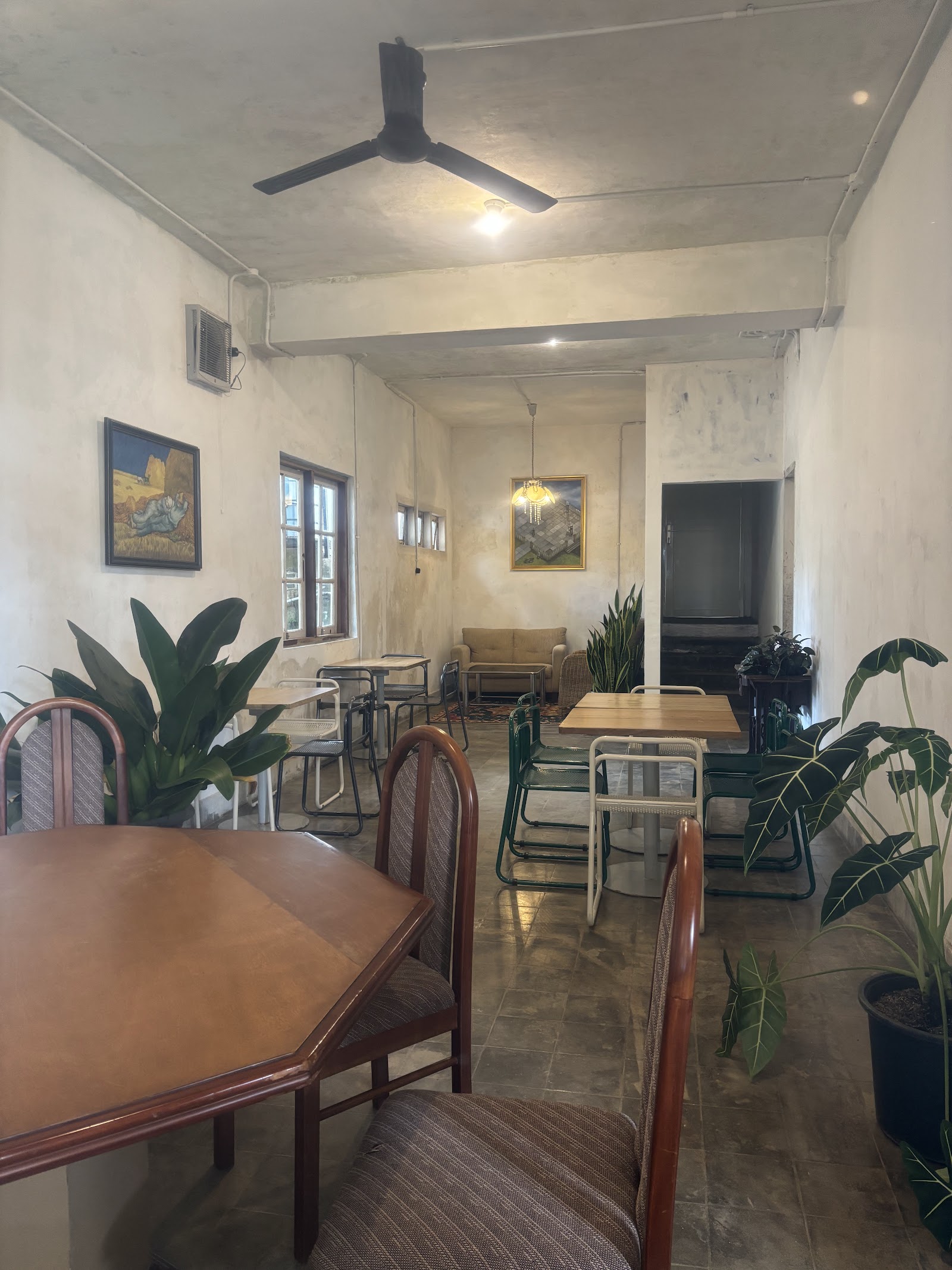 The Copy Room cafe coworking di Ciumbuleuit dengan workspace minimalis