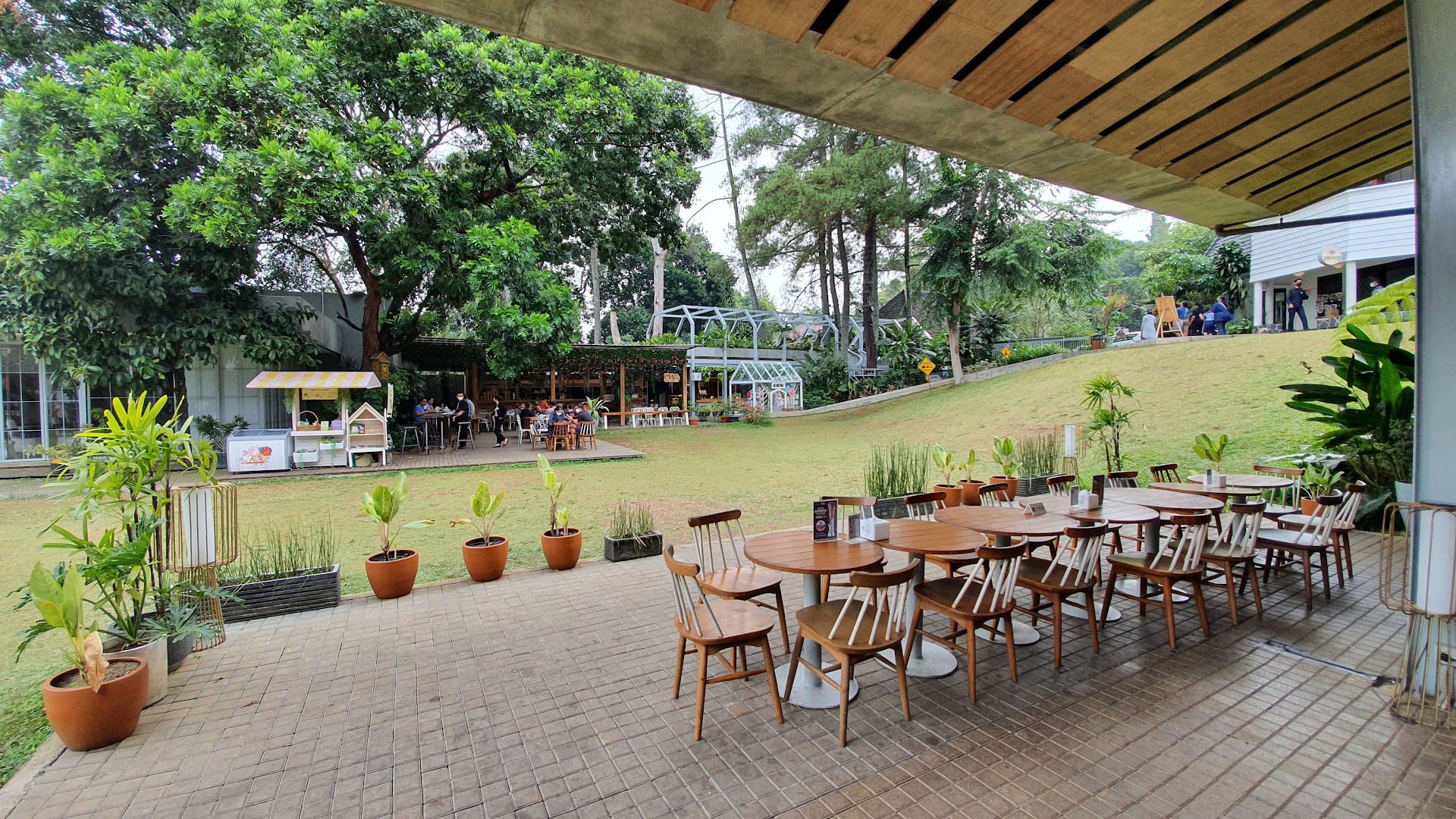 Nara Park garden seating in Ciumbuleuit with mountain views